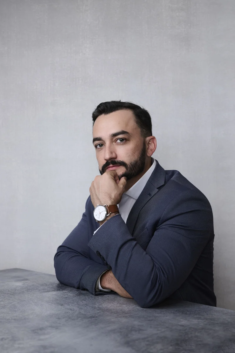 Scott, podcast guest media kit portrait with confident expression by Marie Feutrier